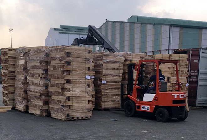 TP. HCM: Phát hiện 6 container gỗ xẻ xuất lậu trị giá 3 tỷ đồng ảnh 1