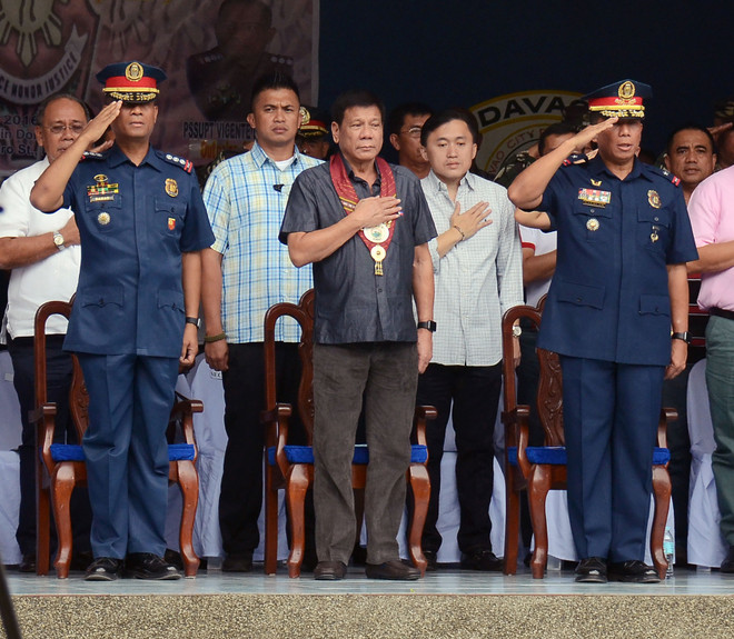 Tổng thống Philippines Rodrigo Duterte (giữa) tại lễ chuyển giao quyền chỉ huy cho các quan chức cảnh sát ở thành phố Davao, đảo miền nam Mindanao ngày 24/6. (Nguồn: AFP/TTXVN) Philippines dỡ bỏ lệnh ngừng bắn đơn phương với phiến quân ảnh 1