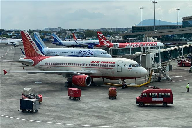 Máy bay tại sân bay ở Mumbai, Ấn Độ. (Ảnh: AFP/TTXVN) IATA: Ngành hàng không châu Á nỗ lực phục hồi sau dịch COVID-19 ảnh 1
