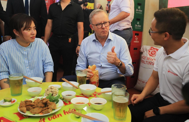 Thủ tướng Australia Anthony Albanese dành lời khen với bánh mỳ truyền thống của Việt Nam. (Ảnh: Lâm Khánh/TTXVN) TTXVN_2805banhmy.jpg