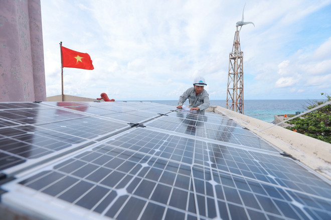 Việc bảo dưỡng ắc quy, tấm pin năng lượng mặt trời của ngọn hải đăng được thực hiện mỗi ngày vì điều kiện khắc nghiệt của khí hậu biển. (Ảnh: Hoàng Hiếu/TTXVN) TTXVN_2805dienTruongsa2.jpg