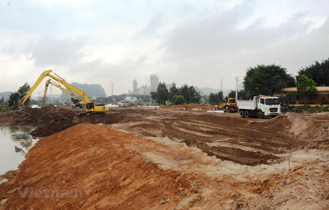 Nhà thầu đang tiến hành thi công nền đường một đoạn tuyến cao tốc Bắc-Nam. (Ảnh: Việt Hùng/Vietnam+) Đã giải ngân hơn 60% vốn đầu tư các dự án giao thông trong 9 tháng ảnh 1