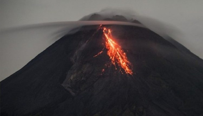 Núi lửa Merapi phun trào, gây ra luồng khí nóng bay xa 1.500m ảnh 1