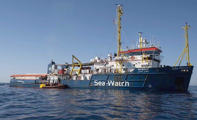 Lực lượng bảo vệ bờ biển của Italy tạm giữ tàu giải cứu của Đức ảnh 1