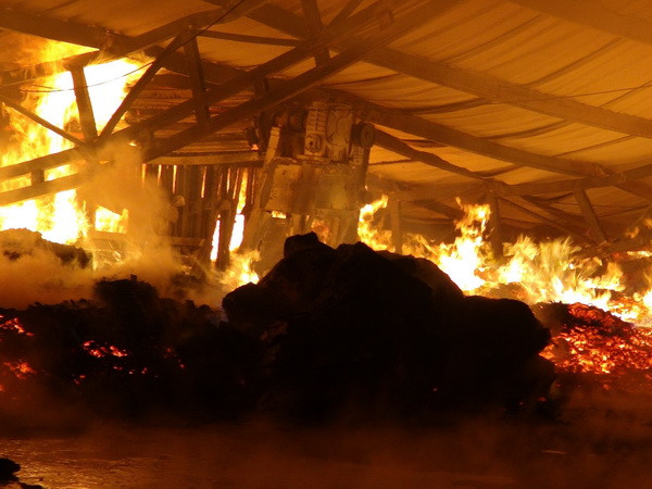 Cháy lớn thiêu rụi kho xưởng phế liệu hàng nghìn mét vuông ảnh 1