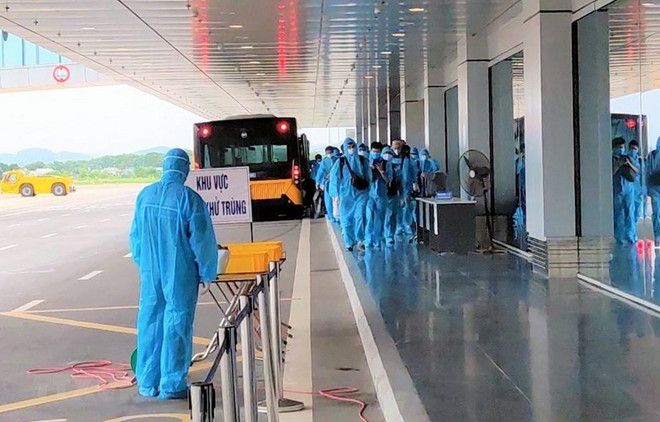 Sân bay Vân Đồn lập tức tiến hành phun khử trùng, khử khuẩn bổ sung trên diện rộng sau trường hợp nhân viên của Cảng hàng không này dương tính với COVID-19. (Ảnh: TTXVN phát) Sân bay Vân Đồn khoanh vùng, truy vết, ngăn ngừa lây nhiễm COVID-19 ảnh 1