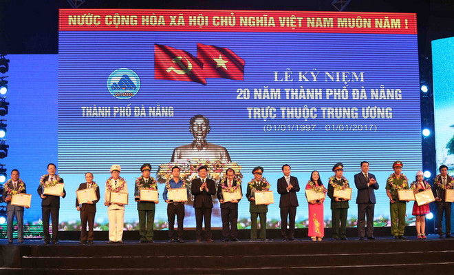 20 công dân tiêu biểu của thành phố Đà Nẵng được tuyên dương, khen thưởng tại buổi lễ. (Ảnh: Trần Lê Lâm/TTXVN) Phát huy mạnh mẽ nội lực trong mỗi người con quê hương xứ Quảng ảnh 2