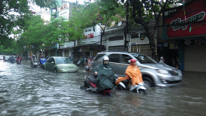 Đường phố Hải Phòng biến thành sông sau một trận mưa lớn ảnh 1