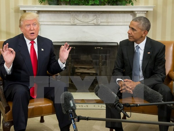 Tổng thống Barack Obama (phải) và Tổng thống đắc cử Donald Trump trong cuộc gặp tại Nhà Trắng ngày 10/11 vừa qua. (Ảnh: EPA/TTXVN) Tổng thống Mỹ Obama trấn an các đồng minh về cam kết của ông Trump ảnh 1