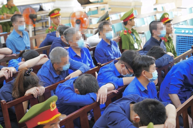 Các bị cáo tại phiên tòa ngày 28/3. (Ảnh: Thanh Vũ/TTXVN) ttxvn_xet_xu_vu_an_xay_ra_tai_tap_doan_van_thinh_phat_ngan_hang_scb_2803_2.jpg