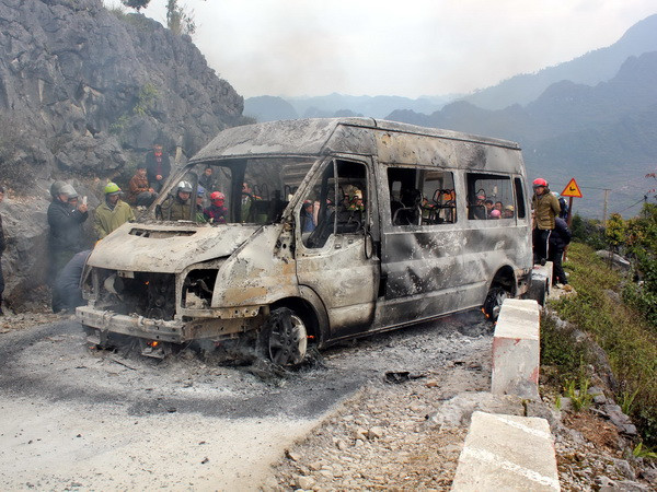 Xe du lịch bốc cháy dữ dội trên cao tốc TP.HCM-Long Thành-Dầu Giây ảnh 1