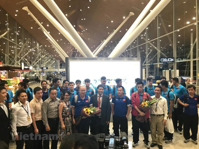 Đội tuyển Việt Nam đã đến Malaysia để chuẩn bị cho trận chung kết lượt đi AFF Cup 2018. (Ảnh: Lương Hòa/Vietnam+) Vietnam Airlines dùng siêu tàu bay chở cổ động viên sang Malaysia ảnh 1