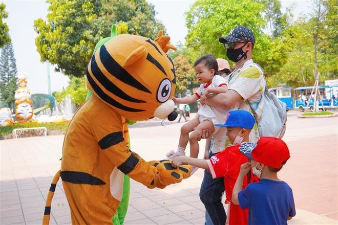 Lễ Giỗ Tổ: Các điểm vui chơi tại Hà Nội đón lượng khách tăng đột biến ảnh 2