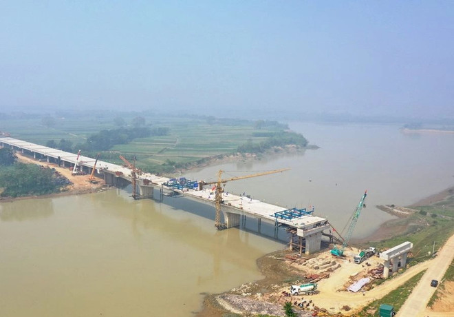 Hợp long nhịp chính cây cầu dài nhất cao tốc đoạn Mai Sơn-QL45 ảnh 1