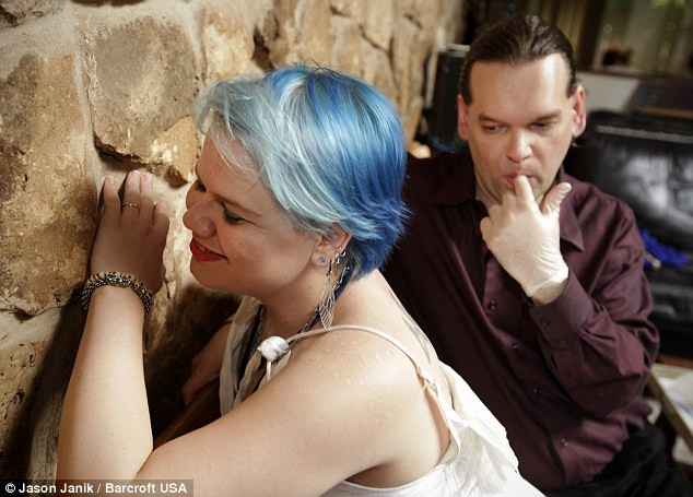 Sở thích quái dị của người phụ nữ tình nguyện để "ma cà rồng" hút máu ảnh 1