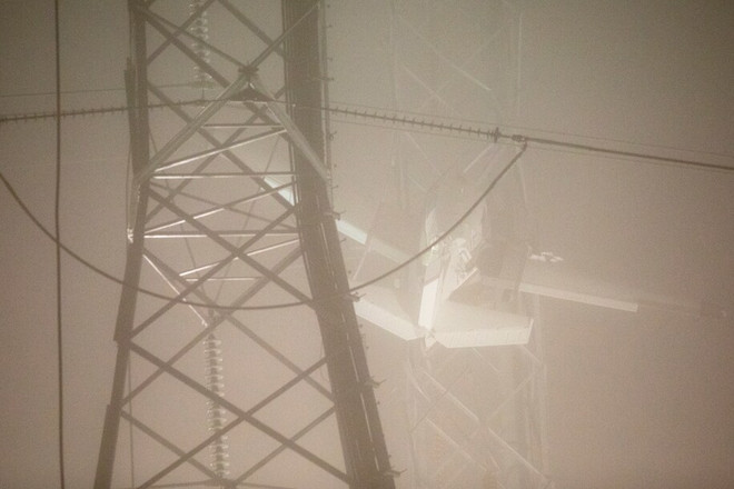 Mỹ: Máy bay vướng vào đường dây điện gây mất điện trên diện rộng ảnh 1