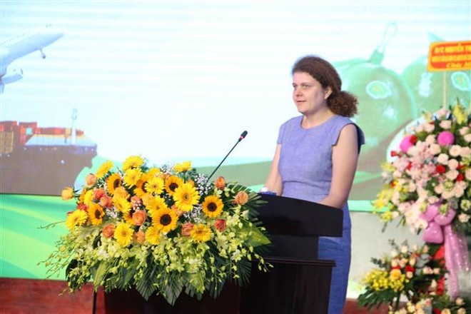 Bà Sarah Gilleski, Tùy viên Nông nghiệp Đại sứ quán Hoa Kỳ tại Việt Nam, phát biểu tại buổi lễ. (Ảnh: Công Trí/TTXVN) Công bố xuất khẩu lô bưởi đầu tiên của Việt Nam sang Hoa Kỳ ảnh 3