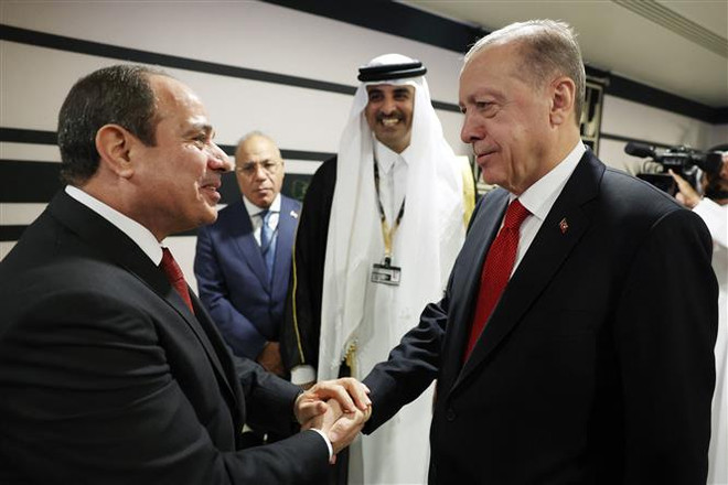 Tổng thống Ai Cập Abdel Fattah El-Sisi (trái) và Tổng thống Thổ Nhĩ Kỳ Recep Tayyip Erdogan (phải) trong cuộc gặp ở Doha, Qatar, ngày 20/11/2022. (Ảnh: AFP/TTXVN) Thổ Nhĩ Kỳ-Ai Cập khởi động tiến trình cải thiện quan hệ song phương ảnh 1