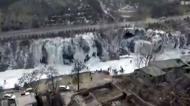 [Video] Thác nước đóng băng tạo ra cảnh tượng tuyệt đẹp ảnh 1