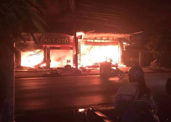 Hiện trường vụ cháy. (Ảnh: Trung Nguyên/TTXVN) Cháy lớn tại cửa hàng nội thất thiêu rụi 4 gian hàng cùng 2 ôtô ảnh 1