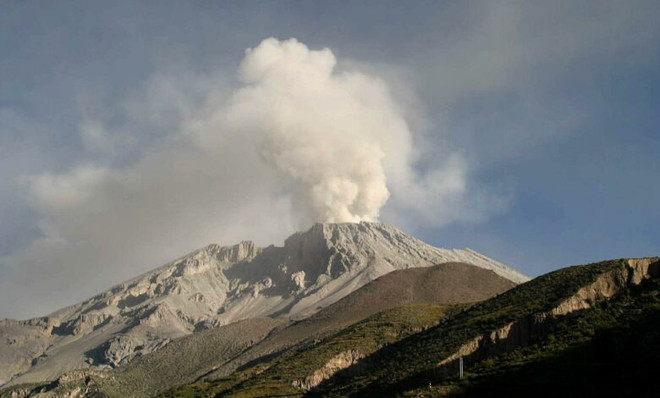 Peru sẵn sàng ban bố tình trạng khẩn cấp do núi lửa phun trào ảnh 1