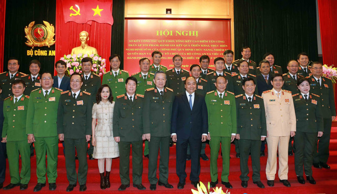 Thủ tướng Nguyễn Xuân Phúc với lãnh đạo Bộ Công an và các đại biểu dự Hội nghị. (Ảnh: Doãn Tấn/TTXVN) 'Cán bộ Công an phải trọng dân, học dân và có trách nhiệm với dân' ảnh 1
