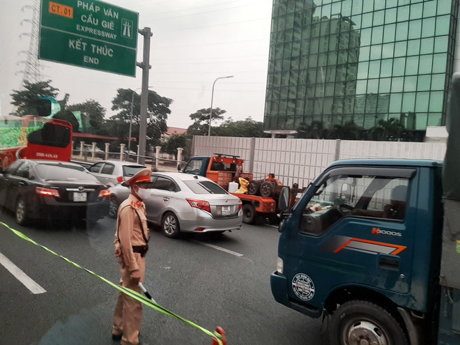 Người dân mệt nhoài trở về Hà Nội sau kỳ nghỉ Tết Dương lịch 2021 ảnh 8