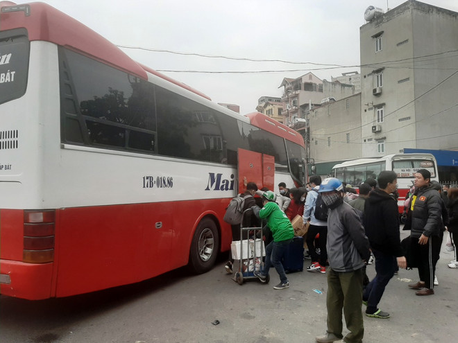 Người dân mệt nhoài trở về Hà Nội sau kỳ nghỉ Tết Dương lịch 2021 ảnh 3