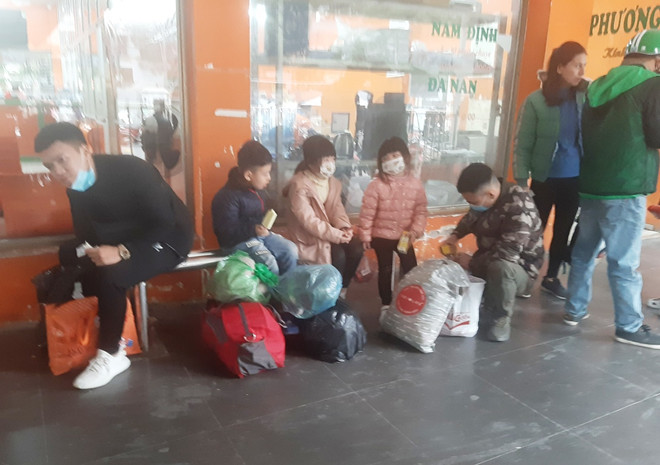 Người dân mệt nhoài trở về Hà Nội sau kỳ nghỉ Tết Dương lịch 2021 ảnh 5