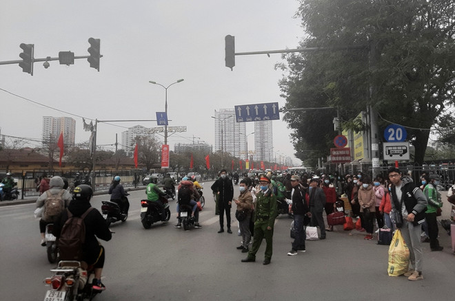 Người dân mệt nhoài trở về Hà Nội sau kỳ nghỉ Tết Dương lịch 2021 ảnh 7