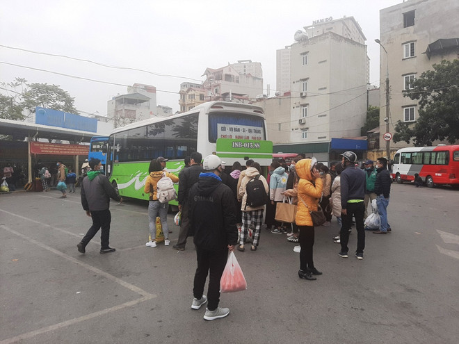 Người dân mệt nhoài trở về Hà Nội sau kỳ nghỉ Tết Dương lịch 2021 ảnh 1