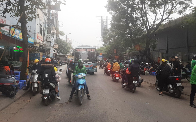 Người dân mệt nhoài trở về Hà Nội sau kỳ nghỉ Tết Dương lịch 2021 ảnh 10