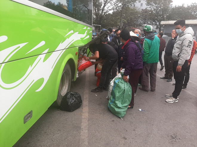 Người dân mệt nhoài trở về Hà Nội sau kỳ nghỉ Tết Dương lịch 2021 ảnh 2