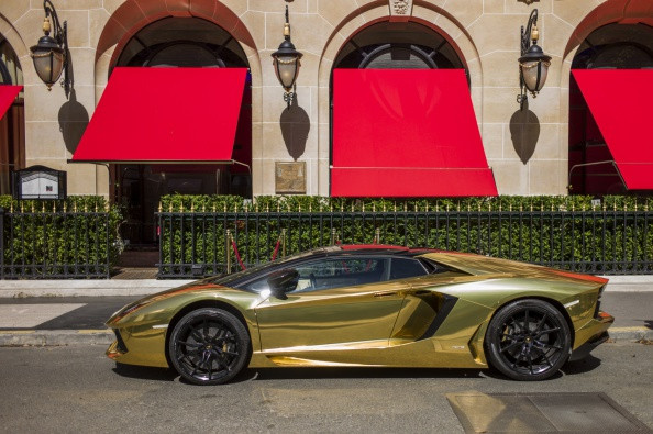 Siêu xe Lamborghini mạ vàng 6 triệu USD tỏa sáng trên đường phố ảnh 1