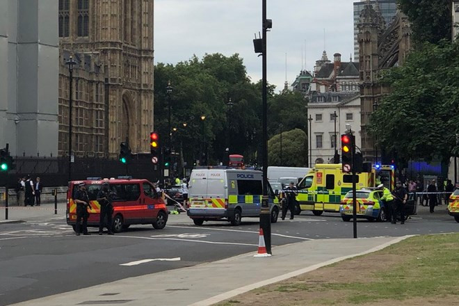 Cảnh sát Anh loại trừ khả năng khủng bố vụ lao xe ngoài thánh đường ảnh 1