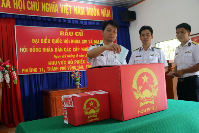 Tổ chức bầu cử sớm cho cán bộ, chiến sỹ trên các Nhà giàn DK1 ảnh 2