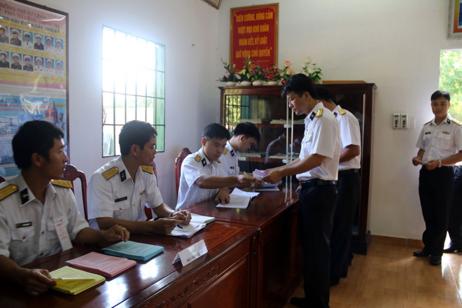 Tổ chức bầu cử sớm cho cán bộ, chiến sỹ trên các Nhà giàn DK1 ảnh 1