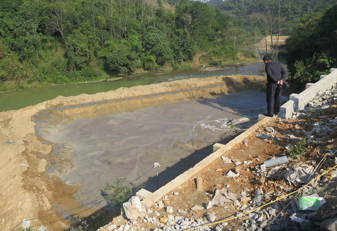 Chất thải nhà máy tràn ra suối, người dân đổ xô đi vớt cá chết ảnh 1
