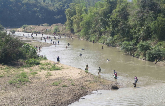 Chất thải nhà máy tràn ra suối, người dân đổ xô đi vớt cá chết ảnh 2