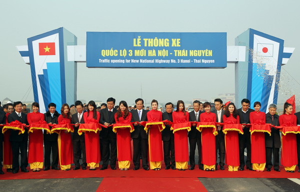 Thủ tướng Nguyễn Tấn Dũng và các đại biểu cắt băng thông xe (Nguồn: Đức Tám/TTXVN) Thông xe toàn tuyến cao tốc Hà Nội-Thái Nguyên ảnh 1