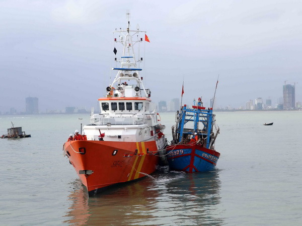 Cứu nạn thành công 6 ngư dân Nam Định gặp nạn trên biển ảnh 1