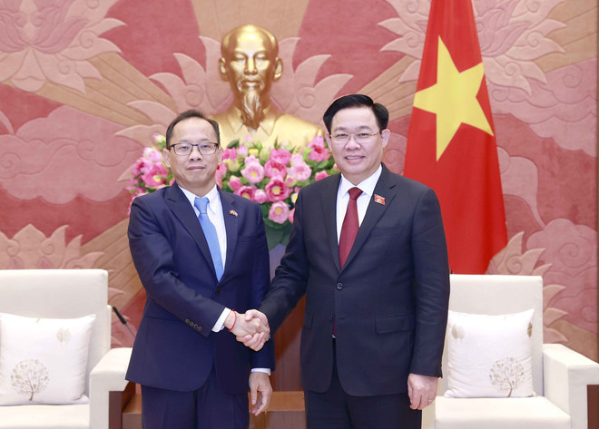 Chủ tịch Quốc hội Vương Đình Huệ tiếp Đại sứ Đặc mệnh toàn quyền Vương quốc Campuchia Chay Navuth. (Ảnh: Doãn Tấn/TTXVN) Chủ tịch Quốc hội Vương Đình Huệ tiếp Đại sứ Campuchia Chay Navuth ảnh 1