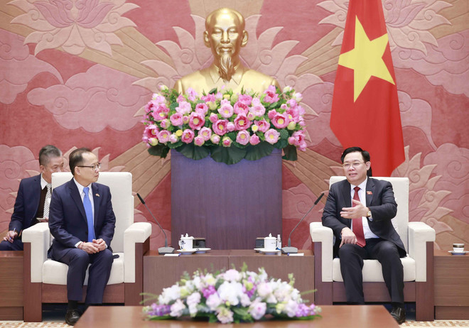 Chủ tịch Quốc hội Vương Đình Huệ tiếp Đại sứ Đặc mệnh toàn quyền Vương quốc Campuchia Chay Navuth. (Ảnh: Doãn Tấn/TTXVN) Chủ tịch Quốc hội Vương Đình Huệ tiếp Đại sứ Campuchia Chay Navuth ảnh 2