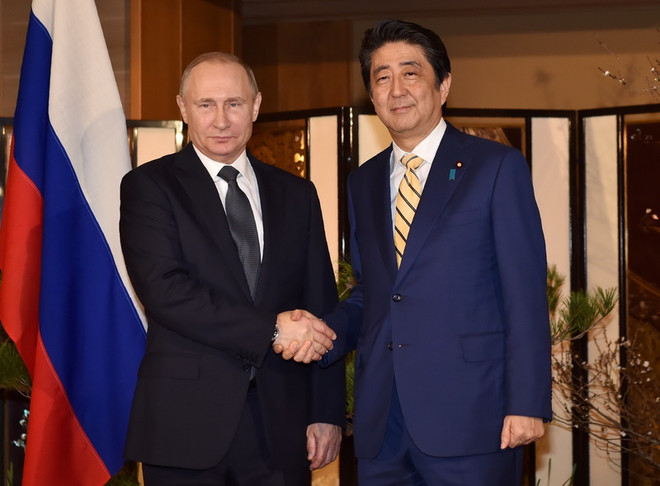 Thủ tướng Nhật Bản Shinzo Abe (phải) đã có cuộc hội đàm với Tổng thống Nga Vladimir Putin. (Nguồn: AFP/TTXVN) Nhật-Nga thảo luận về khả năng khai thác chung tại đảo tranh chấp ảnh 1