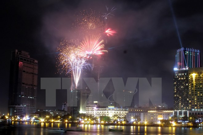 Thành phố Hồ Chí Minh bắn pháo hoa nghệ thuật đón chào năm mới 2015. Ảnh minh họa. (Nguồn: TTXVN) TP.HCM: Nhiều hoạt động vui chơi, giải trí đón chào năm mới 2017 ảnh 1