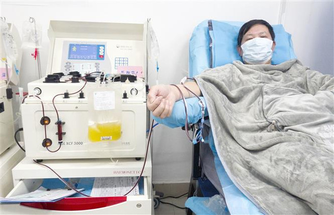 Bệnh nhân nhiễm COVID-19 hiến huyết tương sau khi được điều trị khỏi bệnh, tại Trung tâm hiến máu Vũ Hán, tỉnh Hồ Bắc, Trung Quốc, ngày 17/2/2020. (Ảnh: THX/ TTXVN) WHO công nhận truyền dịch huyết tương là cách điều trị 'có cơ sở' ảnh 1