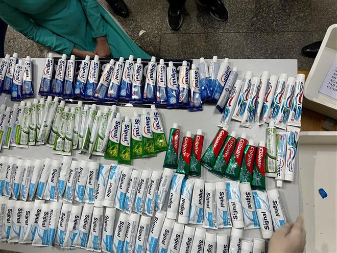 Các tuýp kem đánh răng chứa ma túy được phát hiện trong hành lý của 4 tiếp viên hàng không. (Ảnh: TTXVN phát) TP.HCM: Phá án ma túy không bỏ lọt tội phạm, không oan người vô tội ảnh 2