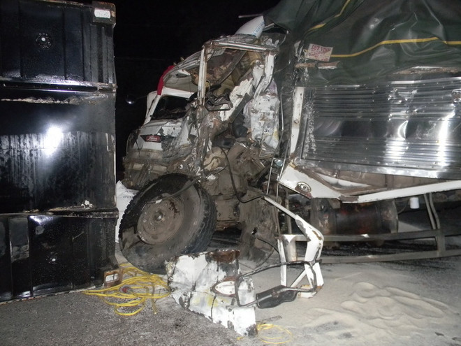 Thùng container bất ngờ văng xuống đường, 2 người thiệt mạng ảnh 1