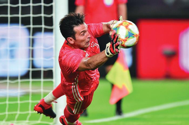Buffon thi đấu đẳng cấp, cản phá thành công 3 lượt sút luân lưu ảnh 1