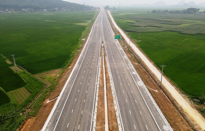 Bộ Giao thông Vận tải sẽ nỗ lực hoàn thành và đưa vào khai thác thông xe gần 250km nữa trong từ nay tới cuối năm 2023. (Ảnh: CTV/Vietnam+) Bộ GTVT đề xuất tăng gần 1.500 tỷ đồng làm Cao tốc Mỹ An-Cao Lãnh ảnh 1